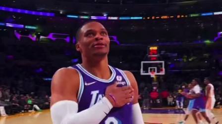 NBA热辣资讯 威少指向球馆上方的球衣向湖人传奇致敬！这一幕我想那个男人了