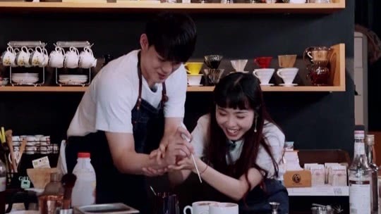 故地重游追寻儿时记忆 甜蜜互动终成遗憾