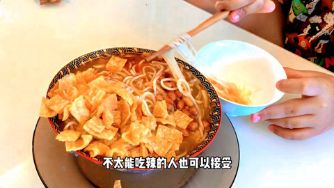 梁小轩和轩妈试吃各种美食 一天不吃就馋的螺蛳粉