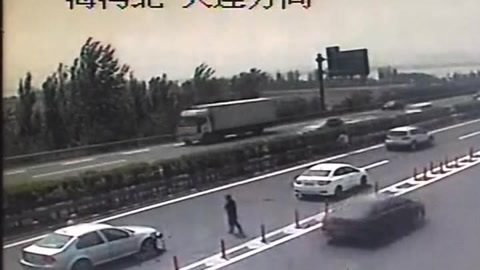 城市直通车 高速公路太任性两车追尾危害大