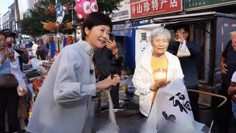 阅见山海第2季 敬一丹体验黑河早市 邂逅书法爱好者把生活过成诗