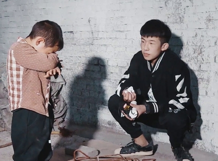 变形计 第十六季 第3期：李轩酉耐心哄孩子
