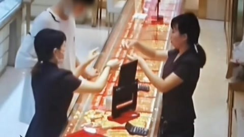 法治中国60分 醉酒驾车遇民警心慌撞路栏 试戴5万大金链转身就跑