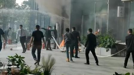 @所有人 武汉一商场空置房间建筑垃圾起火已扑灭，前一天刚开业