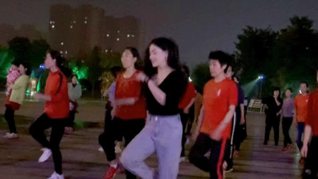 美女带一帮姐妹跳入门鬼步舞《朋友陪你醉》