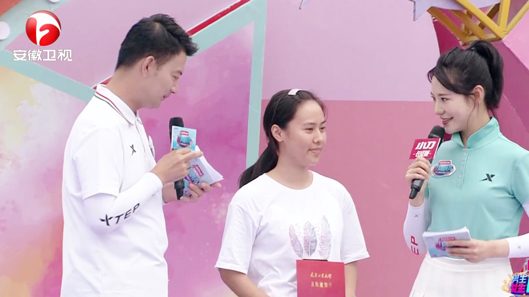 准大学生美女现场晒录取通知书