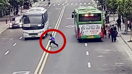 监拍：9岁男孩“鬼探头”式冲过马路 被大客车撞飞