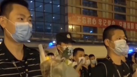 法治中国60分 警方抓获侵犯公民信息幕后黑手 女老赖挥刀抗法食恶果