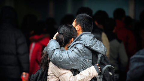 囧闻一箩筐 渣男拥抱女友偷走女友苹果6