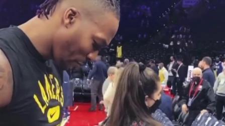 NBA热辣资讯 暖心大男孩上线！霍华德给小球迷签名，这样的偶像你爱了吗？