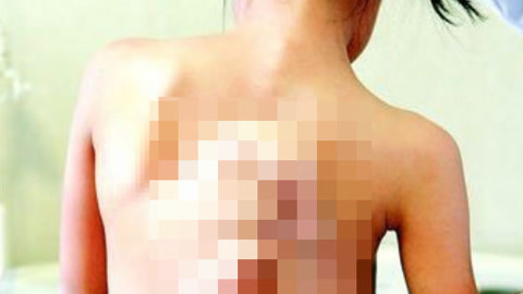 涨健识 女孩背后长出“翅膀”