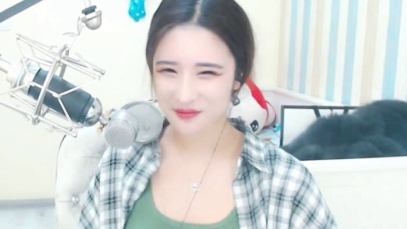 美女直播 第一季 挠脚心姐直播的时候吸烟，粉丝大呼过瘾