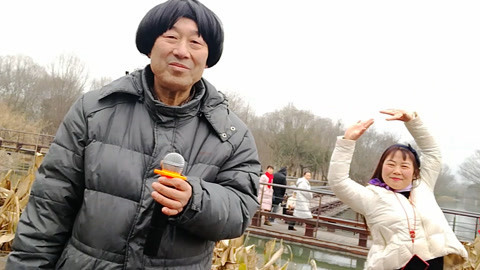 唱罢吹灯 这翻唱太有意思了，老大爷飙歌美女翩翩起舞