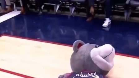 NBA热辣资讯 火箭熊挑衅格斗明星惨遭抱摔！实力演绎了不作死就不会死！