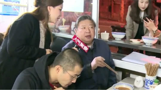 人气美食 控江路深夜食堂 排挡风味花甲蟹煲来镇店