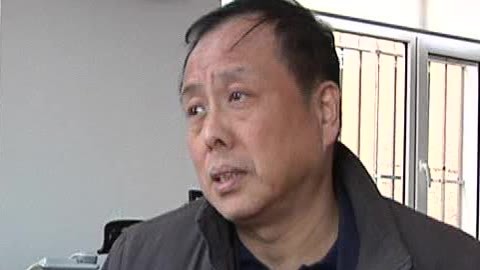城市直通车 地下漏水楼梯结冰 出行遇难题