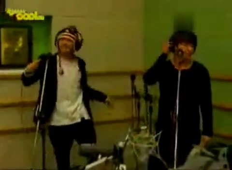 IU kiss&cry 红了 哥哥(银赫&东海) Kiss The Radio 现场版 11/12/26-Super Junior (SJ)
