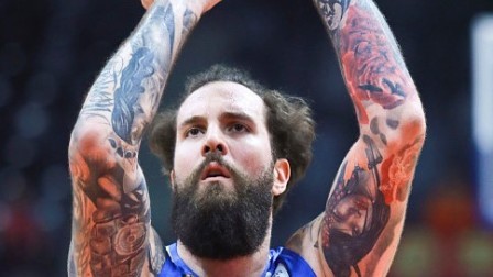 CBA 18/19赛季 深圳VS江苏第三节：斯隆突破得手，拉杜利察补篮再中