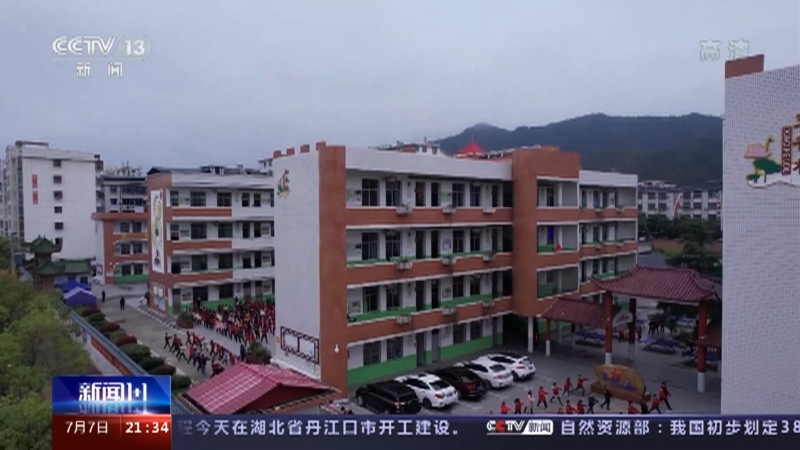 新闻1+1 《新闻1+1》 20220707 “双减”之下的体育课，究竟应该怎么上？