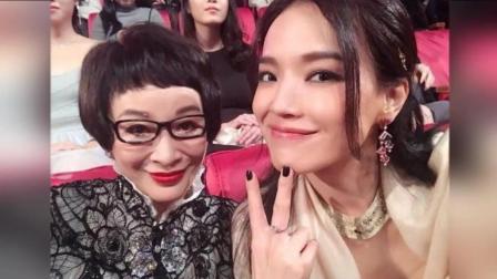 嘻嘻娱乐 2017 11月 两代侠女影后同框 舒淇趁他不在捕获徐枫 171126