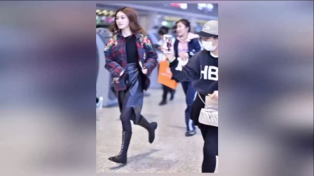 嘻嘻娱乐 2017 11月 林允深夜外出与粉丝合影露甜美酒窝 上车后不忘挥手道别 171120