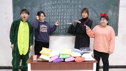 美女家务事 从王字中间找玉字，小晴略施一计把老师绕晕了，轻松领200包粘土