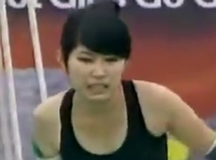 快乐美美向前冲 美女顽强精神感动队友