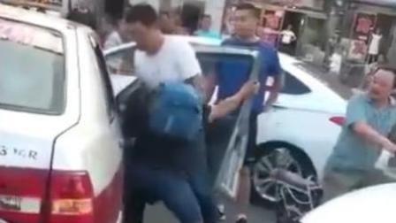 的哥拉客太暴力 学生不上车强行按头拖拽