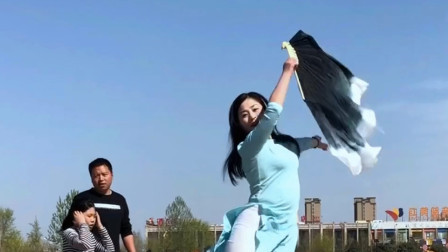 柔情似水大扇舞《思慕》引来父女来个围观