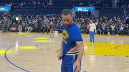 NBA热辣资讯 库里赛前小秀腹肌！球迷：恭喜库里第八次入选全明星！