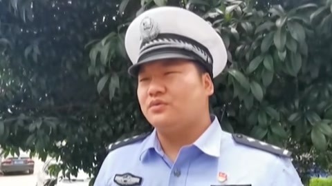 法治中国60分 市民举报客车司机开车玩手机 公安”练摊“搞宣传