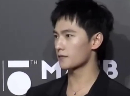 娱乐新鲜爆 杨洋短发造型现身活动红毯