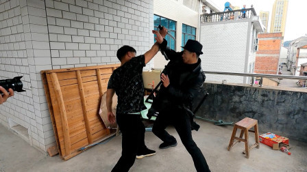 俩小伙短兵器对打，精彩程度堪比杀破狼巷战