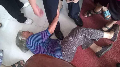 语众不同 官员笑对老人下跪 直言是礼节