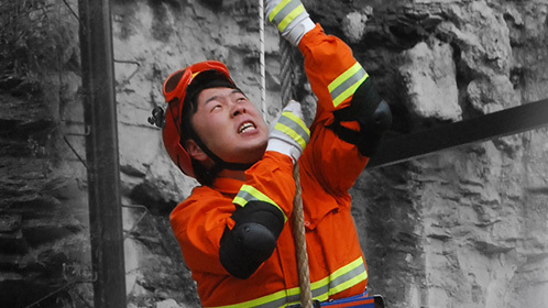 杜海涛索降悬崖惊险救援