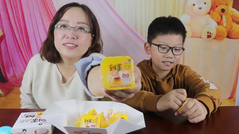 梁小轩和轩妈试吃各种美食 试吃“巧妈妈鸡蛋布丁”