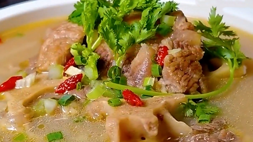 人气美食 香浓洋葱牛尾汤 先炖后腌有讲究