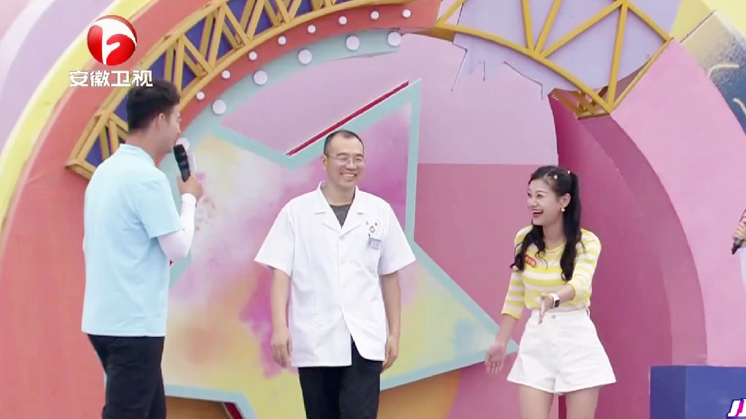 冲小妹现场“被迫”医治颈椎病