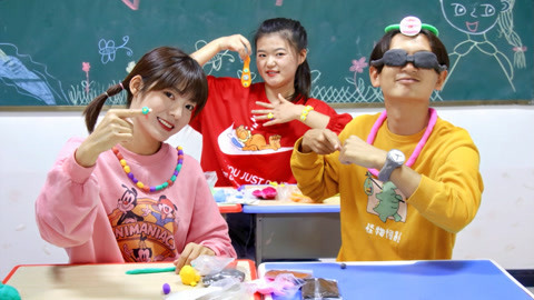 美女家务事 同学们比赛用粘土做配饰