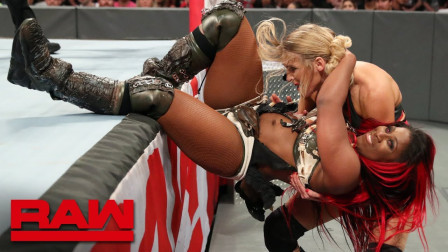 WWE RAW 2019 【RAW 09/23】莱西无计可施 竟上手拽头发