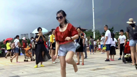 美女在景区光脚丫即兴表演鬼步舞招围观
