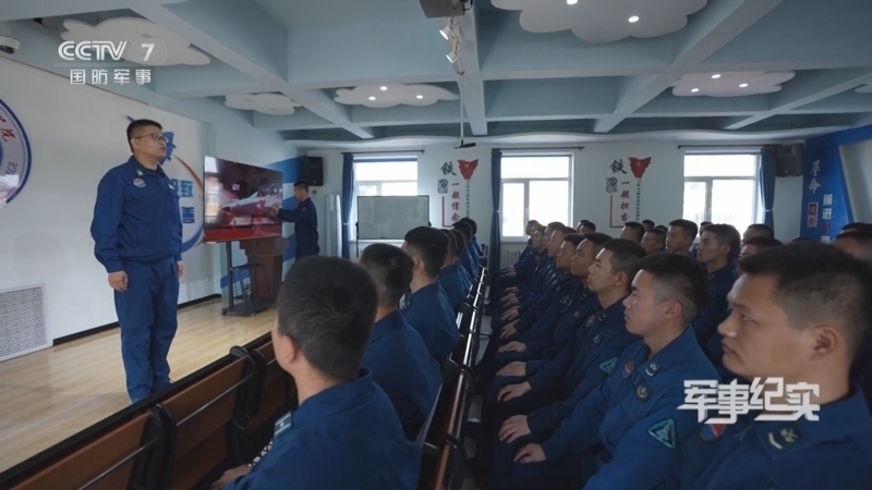 《军事纪实》 20251027 士兵工匠 空军篇 第1集 战机“宝藏库”王臣