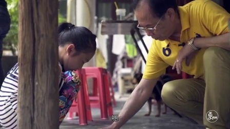 二更视频 6旬老人靠一根小木棍修好百万手表 名气大涨 646