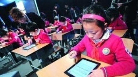 小强热线 佛山一中学学生配iPad上课