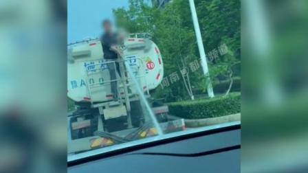 @所有人 女司机一路跟在洒水车后，司机秒懂为车“洗澡”
