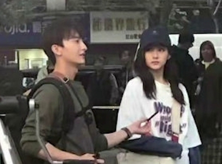关晓彤牛骏峰同框路透曝光