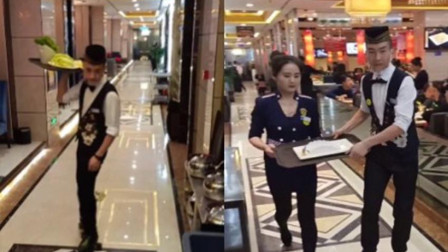 火锅店服务员穿滑板鞋传菜 有外地客人坐飞机来吃