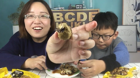 梁小轩和轩妈试吃各种美食 试吃“卤鹌鹑蛋”