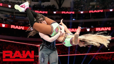 WWE RAW 2019 【RAW 07/01】疯妹妮琪一脚正中卡梅拉核心