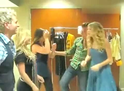 Taylor Swift Being On Tour Everyone Ignores Me-Taylor Swift (泰勒·斯威夫特)